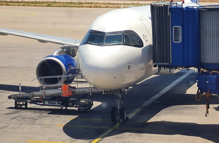 авион на писта