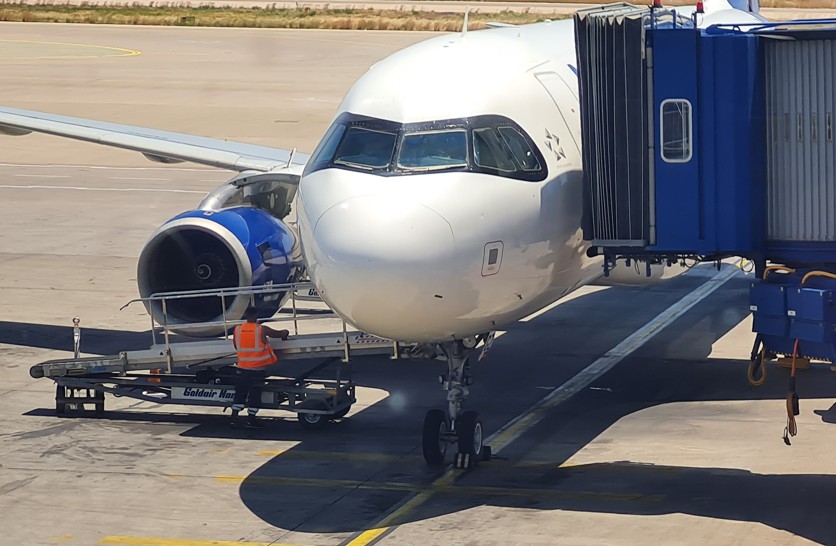 авион на писта