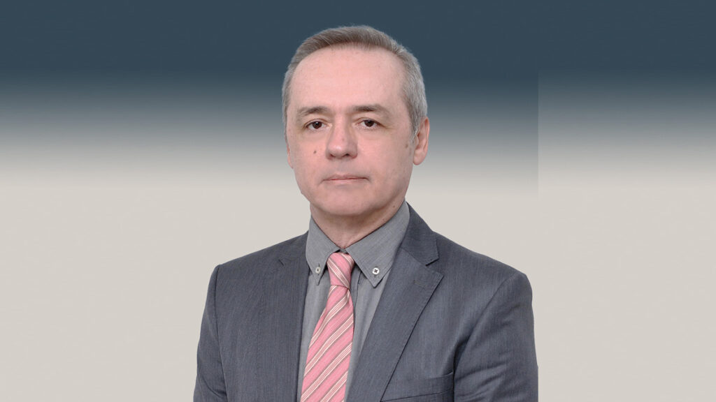 Авторот е Професор на Економскиот факултет Скопје