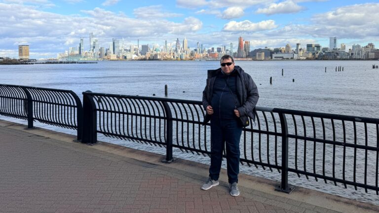 Дејан Азески во Америка