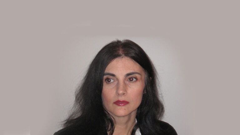 Авторот е доктор по медицина