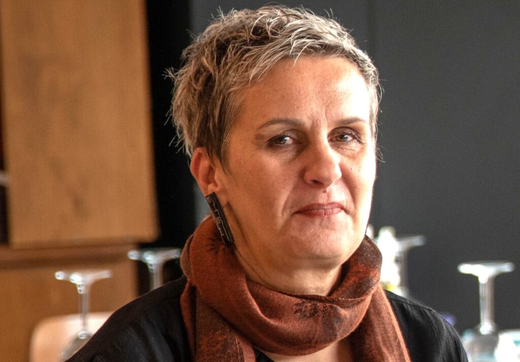 Нули Нича, сопственичка на сместувачки и на угостителски објекти