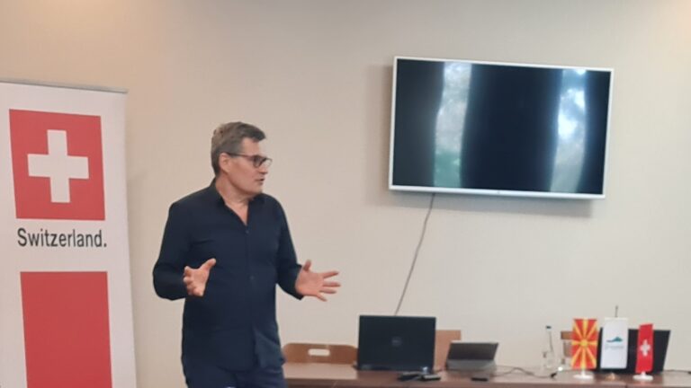 Оливиер Курат, консултант од Швајцарија