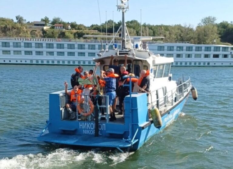 Бугарската гранична полиција евакуираше патници од насукан брод на Дунав