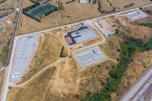HELLENiQ ENERGY ја пушти во употреба својата прва батериска постројка за складирање електрична енергија во Солун