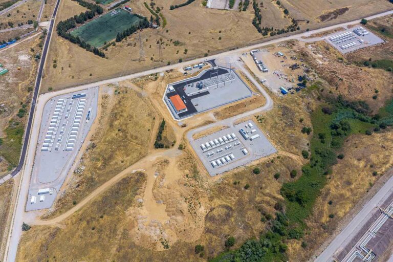 HELLENiQ ENERGY ја пушти во употреба својата прва батериска постројка за складирање електрична енергија во Солун